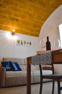 ein Wohnzimmer mit einem Sofa und einem Tisch in der Unterkunft TerraSicily in Terrasini