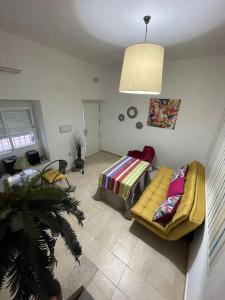 salon z żółtą kanapą i stołem w obiekcie Acogedor Apartamento/Loft en Santa Fe w mieście Santa Fe