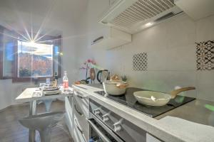 a kitchen with two bowls on top of a stove at La Finestra di Laura - Happy Rentals in Laveno-Mombello