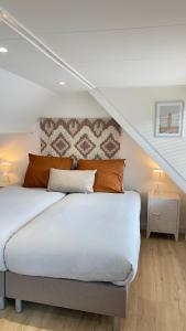 - une chambre avec un lit blanc et 2 lampes dans l'établissement KUST4, à Egmond aan Zee