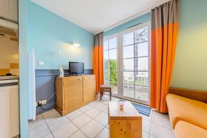 ein Wohnzimmer mit Sofa und Fernseher in der Unterkunft Les Maisons de Belle Dune - maeva Home - Maison 2 pièces 5 personnes Sélection MAE-4185 in Fort-Mahon-Plage