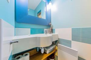 ein Badezimmer mit einem weißen Waschbecken und einem Spiegel in der Unterkunft Les Maisons de Belle Dune - maeva Home - Maison 2 pièces 5 personnes Sélection MAE-4185 in Fort-Mahon-Plage + 11 Fotos
