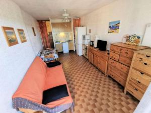 een kamer met een bed en een keuken met een koelkast bij Résidence MAISONS DE LA MER 2 - 2 Pièces pour 4 Personnes 94 in Port Leucate