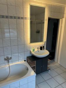 拉斯特德的住宿－Ruhige Wohnung in Nethen beim Beach Club，带浴缸和盥洗盆的浴室