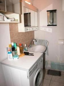 ein Badezimmer mit einem Waschbecken und einer Waschmaschine in der Unterkunft Résidence MARINAS PORT ROSE 3 - 2 Pièces pour 6 Personnes 24 in Port Leucate