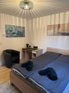 Katil atau katil-katil dalam bilik di Ruhige Wohnung in Nethen beim Beach Club