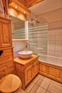 Koupelna v ubytování Chalet De Cassiopee - Demi chalet dans un cadre exceptionnel a côté des pistes MAE-2944