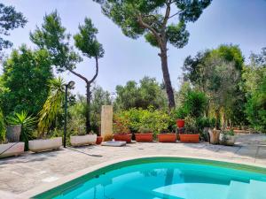 a swimming pool in a yard with trees at Residence Mariposa - Apartments & Rooms in Salve