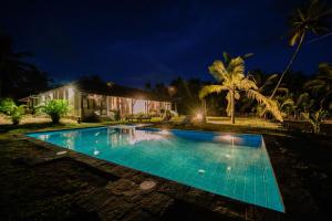 Bazén v ubytování Ardeen Villa - superb 3 bedroom beachfront for 6, BB, free pick up for 7 night stays arriving together, fully serviced, taxes included nebo v jeho okolí