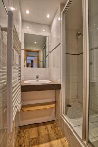 Ένα μπάνιο στο Résidence Les Belles Roches - Appartement six personnes au centre du village MAE-2994