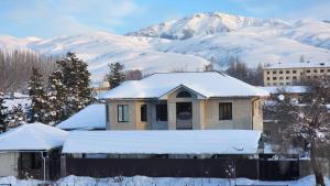 Tündük Guest House, Karakol v zimě + 37 fotografií