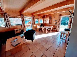 uma sala de estar com um sofá e uma mesa em Wohlfuehl-Chalet-Alpengloeckchen em Stadl an der Mur