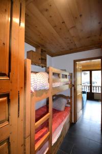 a bedroom with two bunk beds in a cabin at Résidence L'edelweiss-planay - Studio pour 4 Personnes 84 in Notre-Dame-de-Bellecombe