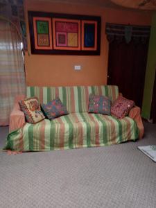 un sofá en una sala de estar con almohadas en Cabaña Campestre Bhumi, en Granada