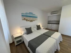 A bed or beds in a room at El Levante