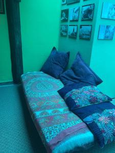 1 cama con sábanas y almohadas azules en una habitación en Cabaña Campestre Bhumi, en Granada