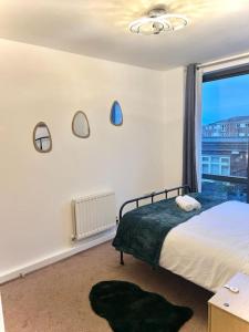 1 dormitorio con cama y ventana grande en Beautiful One Bedroom Flat In Central London, en Londres