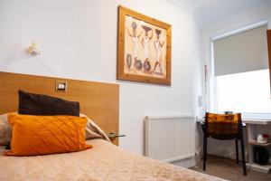 een slaapkamer met een bed met een oranje kussen bij Park Manor Hotel in Scarborough