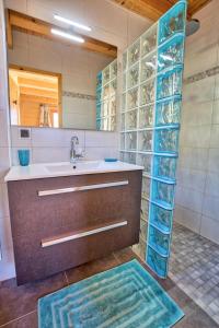 baño con lavabo y encimera con estanterías de cristal en Résidence Le Champ De La Caille - Chalets pour 8 Personnes 54 en Notre-Dame-de-Bellecombe