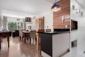 Kuchyň nebo kuchyňský kout v ubytování Casa de Pedra 2 Suítes c/ Piscina by Achei Gramado