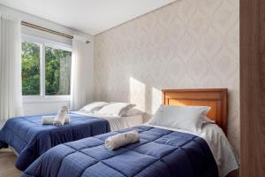 Postel nebo postele na pokoji v ubytování Casa de Pedra 2 Suítes c/ Piscina by Achei Gramado + 31 fotografií