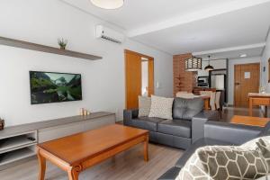 TV a/nebo společenská místnost v ubytování Casa de Pedra 2 Suítes c/ Piscina by Achei Gramado