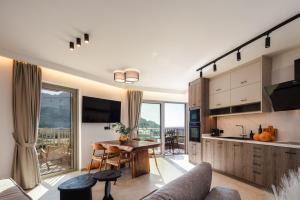 Una cocina y una sala de estar con una mesa en una habitación. en RIRIKA Beach Living, New Feel-at-Home Luxury Apartments, en Plakias