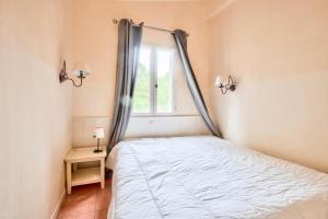 ein Schlafzimmer mit einem Bett und einem Fenster in der Unterkunft Les Maisons de Pont Royal en Provence - maeva Home - Maison 3 pièces 6 personnes climatisé - Sélection MAE-6421 in Mallemort + 27 Fotos