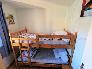 um beliche para crianças num quarto em Résidence MAISONS DE LA PLAGE - Maisons & Villas pour 6 Personnes 074 em Port Leucate