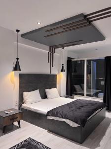 1 dormitorio con 1 cama grande y techo grande en womco butik otel, en Estambul