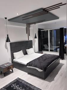 1 dormitorio con 1 cama grande y cabecero negro en womco butik otel, en Estambul