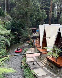 Palayangan的住宿－Luxury cabin and cafe hutan pinus rahong，河里木筏上的一群人