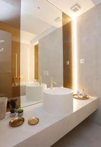 a bathroom with two sinks and a mirror at Interio Apartament PREMIUM in Cortina North in Bucharest