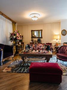 a living room with a couch and a table at Ateneea Luxury Rooms in Cluj-Napoca