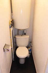 uma pequena casa de banho com WC numa cabina em Résidence Le Royal - 2 Pièces pour 4 Personnes 034 em Combloux