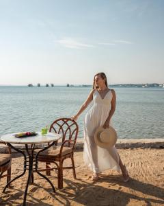 Una mujer con un vestido blanco parada en la playa en Siva Grand Beach en Hurghada