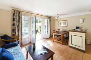 ein Wohnzimmer mit Sofa und Tisch in der Unterkunft Village Moliets - maeva Home - Maison 3 pièces 6 personnes Selection MAE-2003 in Moliets-et-Maa