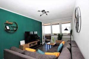 un soggiorno con divano e TV di Apartment mit Terassee & Aussicht auf See und Berge a Lochau