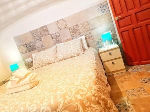 1 dormitorio con 1 cama con cabecero y 2 lámparas en B Reform Netflix Parking según disponibilidad, en Sevilla