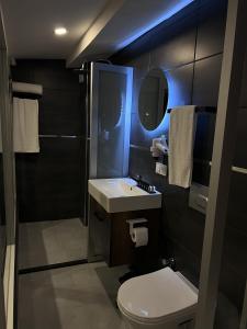 y baño con aseo, lavabo y ducha. en womco butik otel, en Estambul