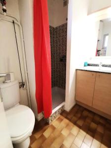 y baño con aseo y ducha. en Résidence LES NEFS DES SABLES - Studio pour 5 Personnes 924, en Port Leucate