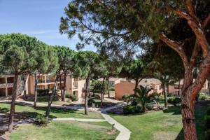 a park with trees in front of a building at Résidence Saint-Raphaël Valescure - maeva Home - Studio 4 personnes Sélection MAE-3064 in Valescure