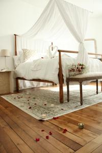 1 dormitorio con 1 cama con rosas en el suelo en Superbe Appartement Parisien, en Villeneuve-Saint-Georges