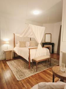 1 dormitorio con 1 cama, 1 silla y 1 mesa en Superbe Appartement Parisien, en Villeneuve-Saint-Georges