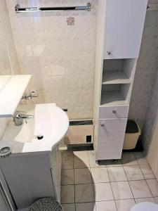 uma pequena casa de banho com um lavatório e um chuveiro em Résidence TERRASSES DE LA MEDITERRANEE 1 - 2 Pièces pour 4 Personnes 64 em Port Leucate