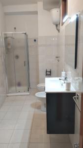 bagno con doccia, lavandino e servizi igienici di IN CENTRO APARTMENT a Melfi