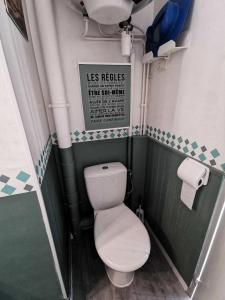 uma pequena casa de banho com WC e lavatório em Résidence LES ZODIAQUES - 3 Pièces pour 6 Personnes 04 em Port Leucate