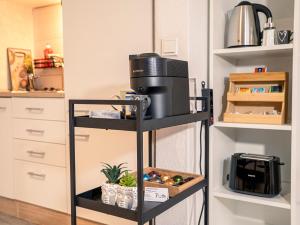 ドルトムントにあるTRUTH Loft - Küche, Internet, Modern, Top Anbindungのキッチン(棚にコーヒーメーカー付) +4枚の写真