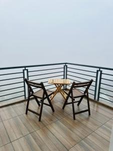 uma mesa de piquenique e um banco no telhado em Western Ghats Holiday Home em Kalpetta