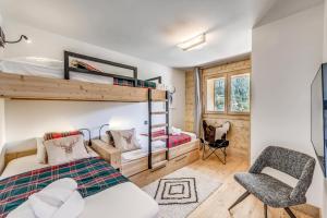 une chambre avec un lit superposé et une chaise dans l'établissement Résidence Les Nouveaux Alpages - Appartement 4 avec accès au SPA inclus MAE-8234, à Champagny-en-Vanoise 22 autres photos